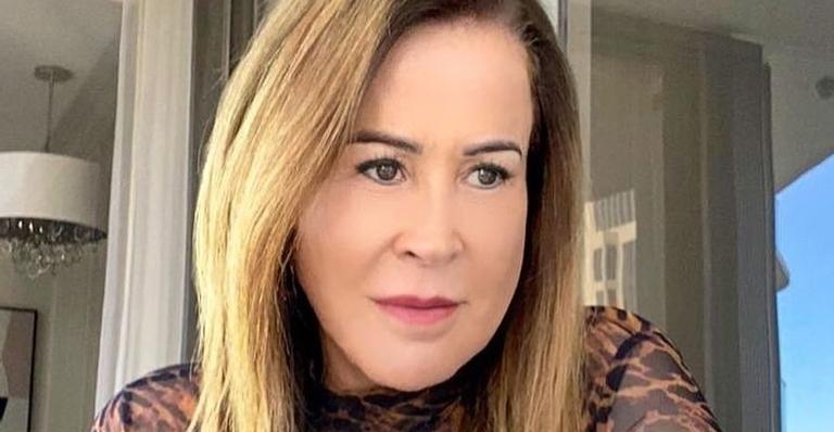 Sem sutiã, Zilu posa com o blazer aberto e aumenta a temperatura: ”Coloca as novinhas no chinelo”’