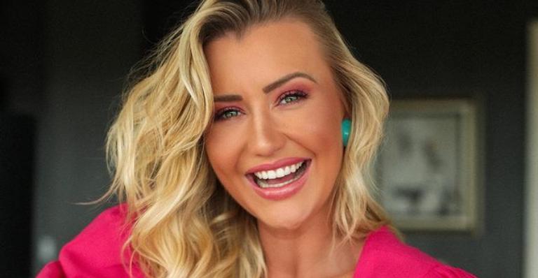 Ana Paula Siebert encanta web ao posar com vestido lilás: ”Linda demais!”