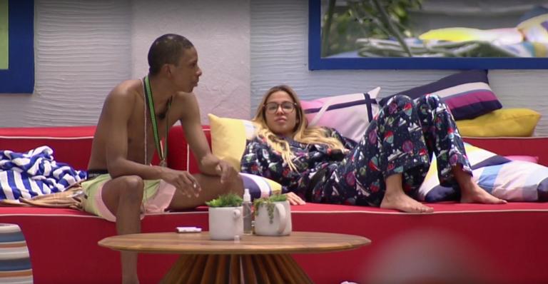 BBB21: Lucas Penteada conversa com Kerline sobre intriga na Festa Réveillon