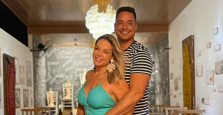 Carla Perez e Xanddy compartilham momento romântico no mar em Noronha