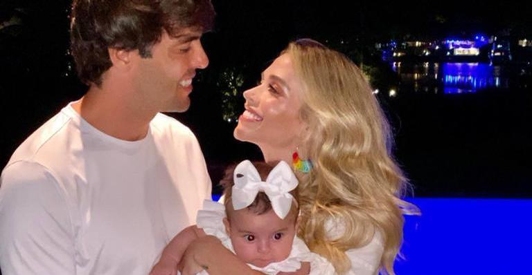 Carol Dias compartilha clique com Kaká e a filha, Esther, e se declara: ”Meus amores”