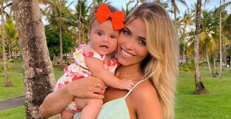 Carol Dias exibe a filha, Esther se divertindo em banheira inflável e encanta fãs: ”É muito linda”
