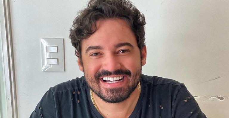 Fernando posa de túnica e internautas brincam: ”Sheik do sertão”