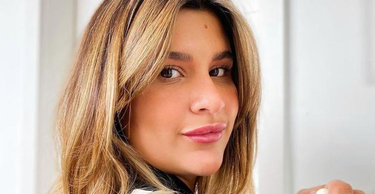 Giulia Costa surge se divertindo ao lado de amiga em cenário paradisíaco