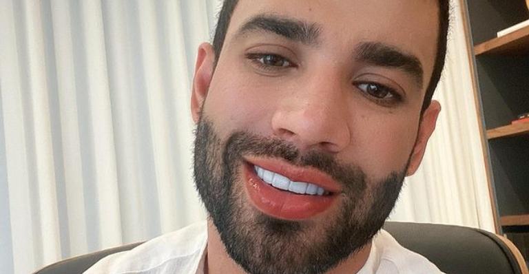 Gusttavo Lima arranca elogios da web ao posar sem camisa na praia: ”A perfeição existe”
