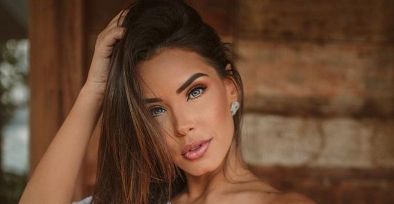 Ivy Moraes esbanja lindo sorriso ao posar com look estilosíssimo: ”Tô na área!”