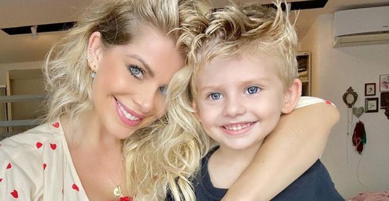 Karina Bacchi posa agarradinha com o filho, Enrico, e fãs se derretem: ”Família linda”