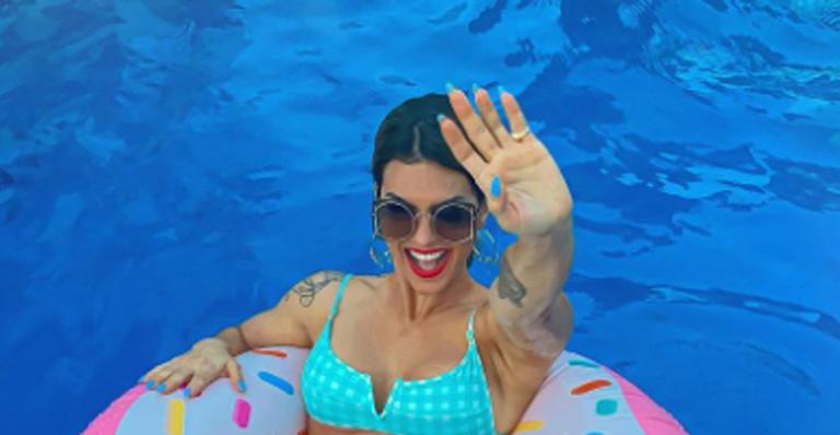 Kelly Key posa na piscina e impressiona com barriga trincada