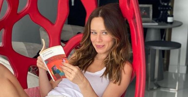 Mariana Ximenes posa no Theatro Municipal de São Paulo: ”Lugar que eu adoro”