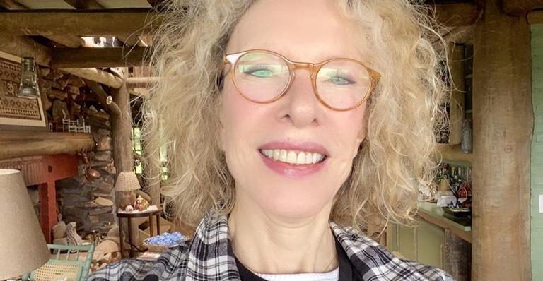 Marília Gabriela dá dica de beleza na web e justifica: ”Quarentena, né gente”
