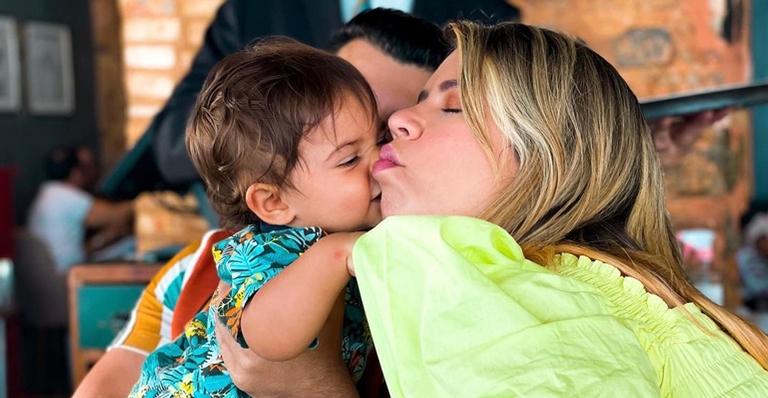 Marília Mendonça encanta a web após clique fofíssimo do filho, Léo