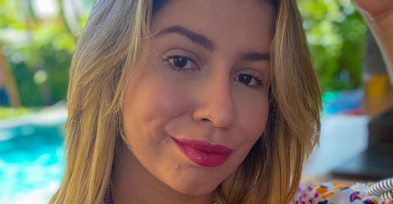 Marília Mendonça surge malhando pesado e brinca: ”Agachando e chorando”