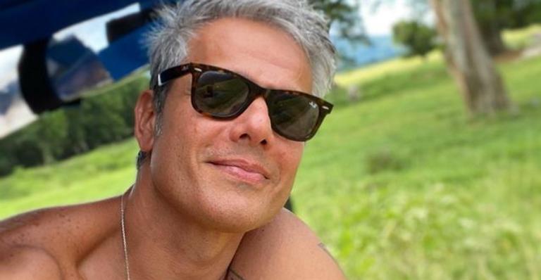 Otaviano Costa surge se divertindo em cachoeira paradisíaca: ”É o tal do sextô…”