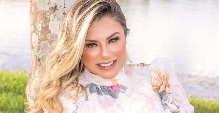 Na praia, Poliana Rocha renova o bronzeado de biquíni e ostenta curvas impecáveis: ”Que corpo!”