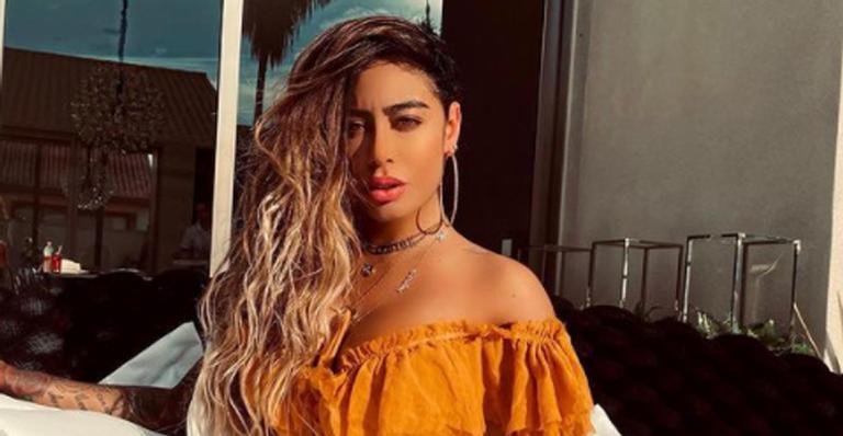 Rafaella Santos surge rebolando na piscina e exibe barriga sarada