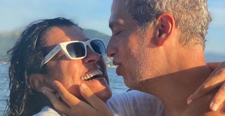 Regina Casé encanta ao posar agarradinha com o marido: ”Sextou”