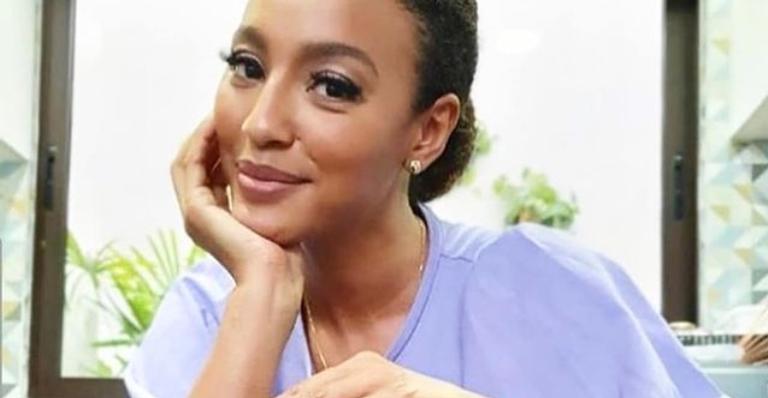 Sheron Menezzes surge deslumbrante em clique de biquíni e fãs elogiam: ”Linda e charmosa!”