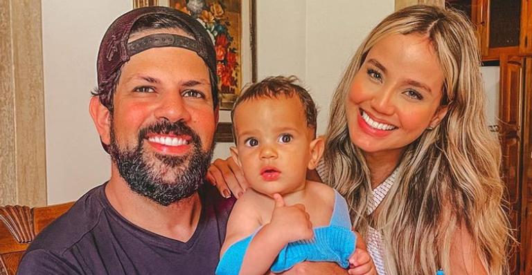 Sorocaba se derrete pelo filho ao posar com sua família: ”Transformou as nossas vidas!”