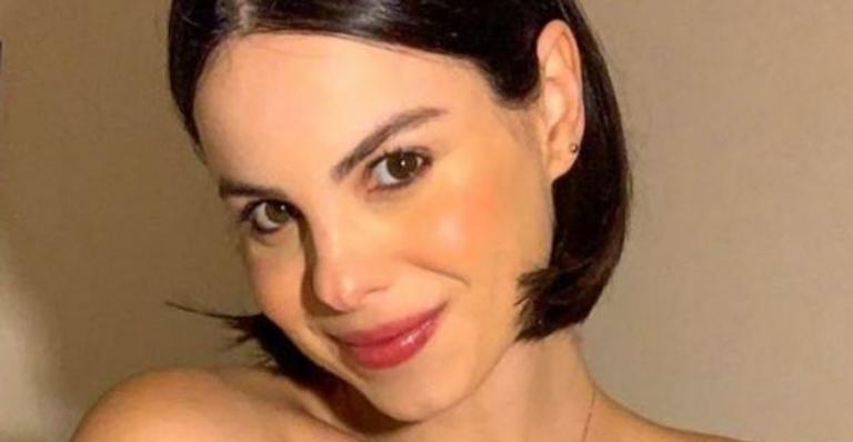 Sthefany Brito posa deslumbrante em clique e brinca: ”Uma mãe maquiada”