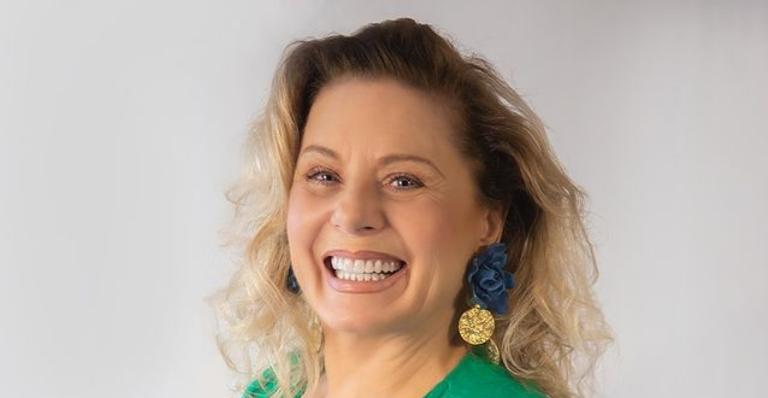 Vera Fischer posa toda sorridente para linda selfie: ”Sextou!”