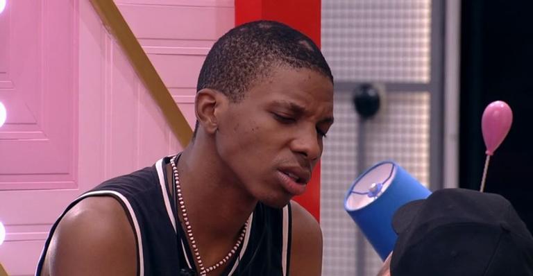 BBB21: Lucas arruma as malas, ameaça deixar programa e Arthur se irrita: ”Ou coloca lá ou para”
