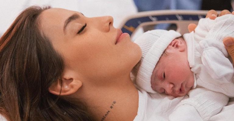 Filho recém-nascido de Gabi Brandt e Saulo derrete a web ao aparecer tomando banho de sol