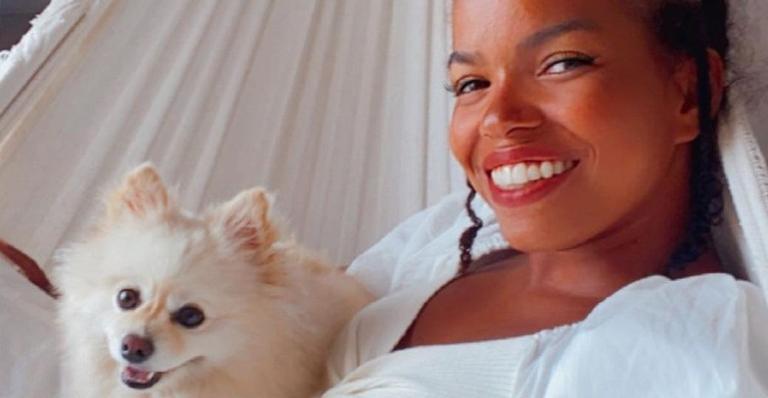 Jeniffer Nascimento encanta a web ao revelar o motivo do nome de sua cachorrinha