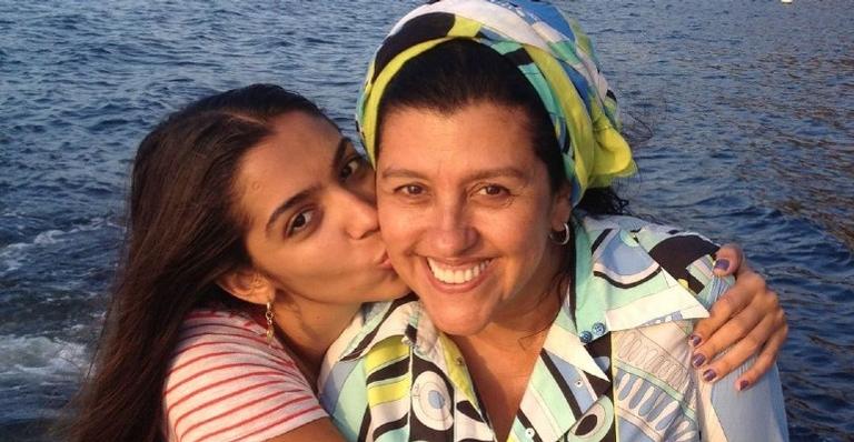 Em Ilha Grande, Regina Casé posa na natureza com Benedita
