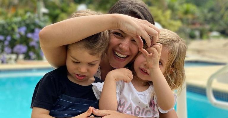 Thais Fersoza publica sequência de registros curtindo momento especial ao lado dos filhos