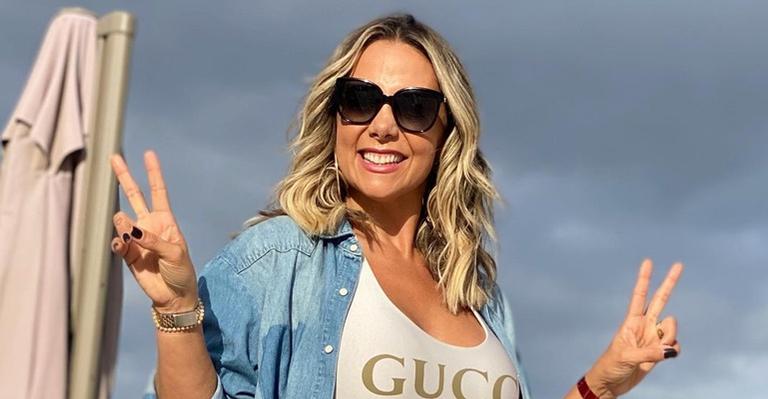 Aos 43 anos, Carla Perez ostenta corpão em clique de biquíni: ”Espetáculo”