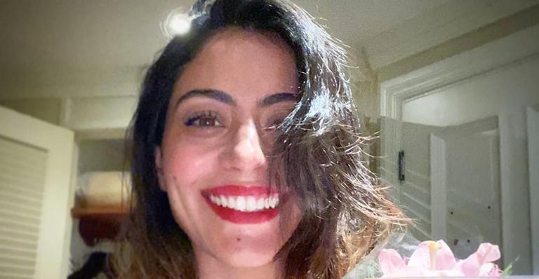 De biquíni, Carol Castro curte banho de mangueira e web reage: ”Gata demais”