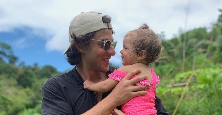 Chay Suede publica clique perfeito ao lado da filha