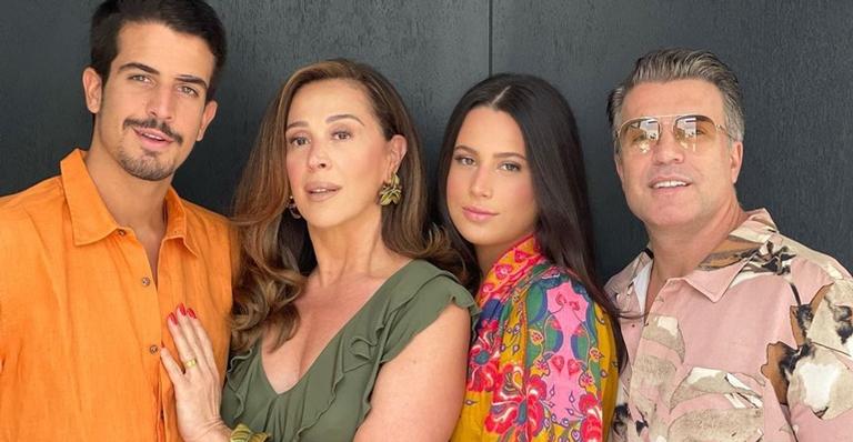 Claudia Raia posta foto com o marido e filhos: ”Muito grude e amor!”