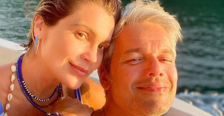 Flávia Alessandra aparece dando beijão em Otaviano com pôr-do-sol ao fundo