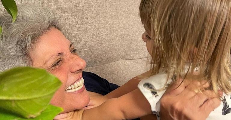 Leda Nagle curte o dia ao lado da neta, Zoe: ”Amorosamente intenso”