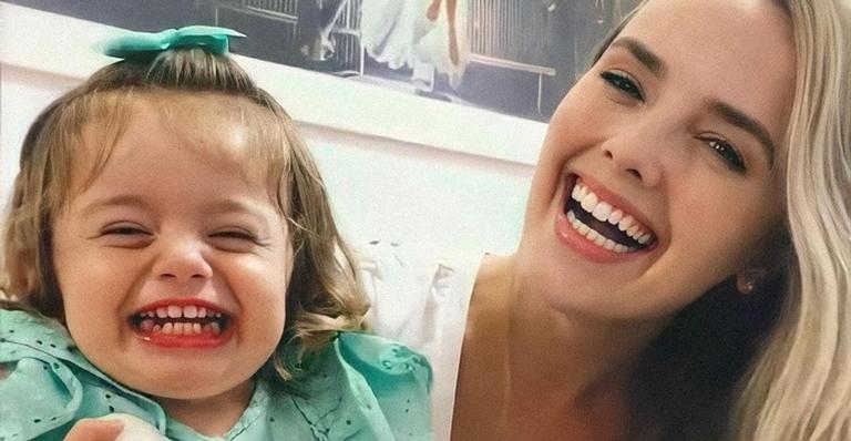 Em dia na piscina, Thaeme se declara para filha: ”Presente formado pelas mãos de Deus”