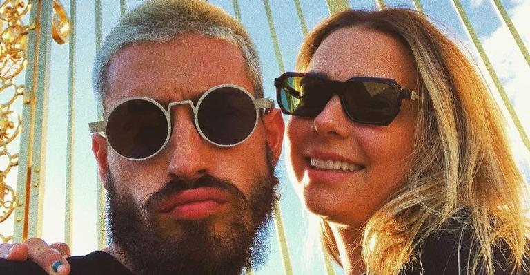Vinicius Martinez e Carol Dantas trocam beijão na frente da Torre Eiffel