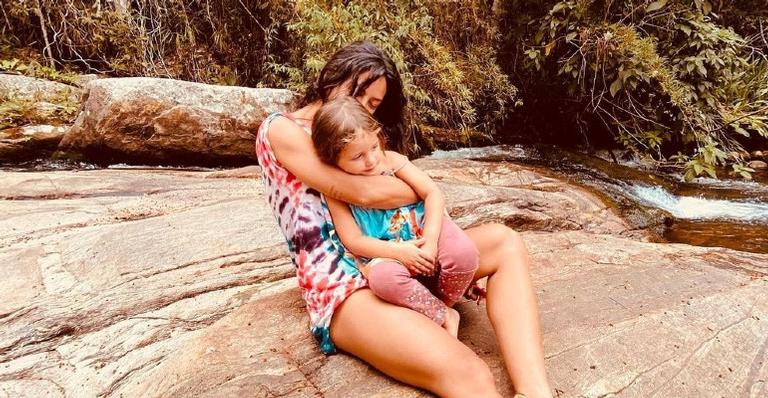 Yanna Lavigne derrete as redes sociais ao mostrar a foto que é o fundo de tela de seu celular