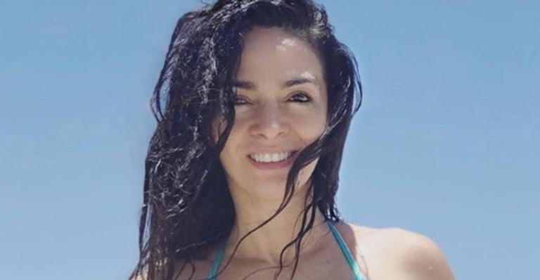 Aos 57 anos, Claudia Ohana se mostra de cara lavada e faz sucesso na web