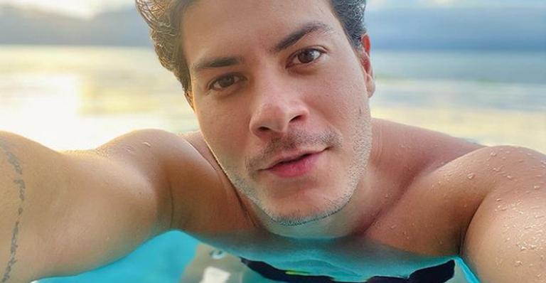 Arthur Aguiar compartilha selfie e avisa: ”Quem quer faz acontecer”