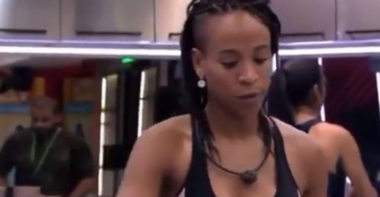 BBB21: Durante almoço, Karol Conká expulsa Lucas da mesa: ”Quero comer na paz do senhor”