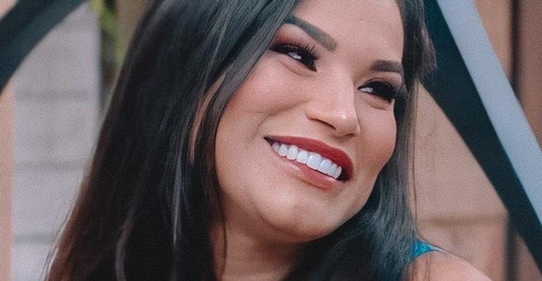 Com vestido curtíssimo, Raissa Barbosa empina o bumbum e atrai olhares