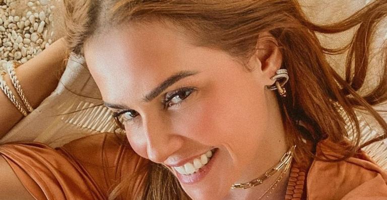 Deborah Secco exibe abdômen definido em selfies com biquíni fininho: ”Que shape!”