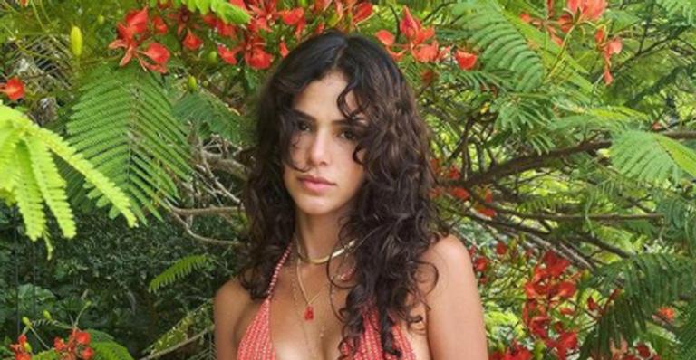 Em Noronha, Bruna Marquezine posa para fotógrafo após flagra com Enzo Celulari