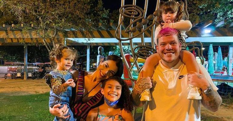 Ferrugem registra momento de divertido na piscina com as três filhas