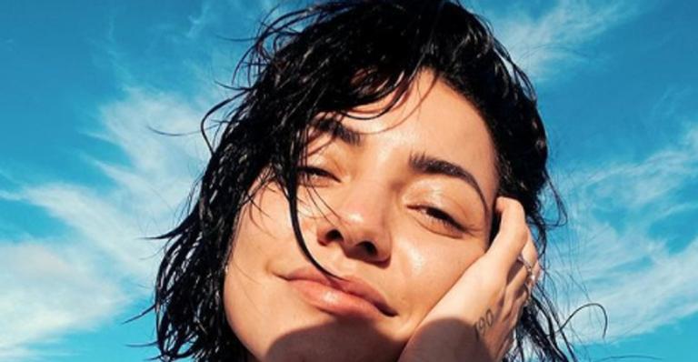 Gabi Prado empina o bumbum em clique de biquíni