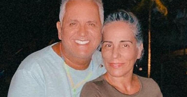 Gloria Pires posa coladinha com Orlando Morais e se declara: ”Meu riso é tão feliz contigo…”