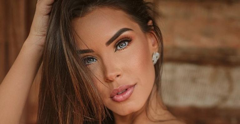 Ivy Moraes posa de biquíni em barco de luxo e ostenta curvas esculturais: ”Um corpo é um corpo”