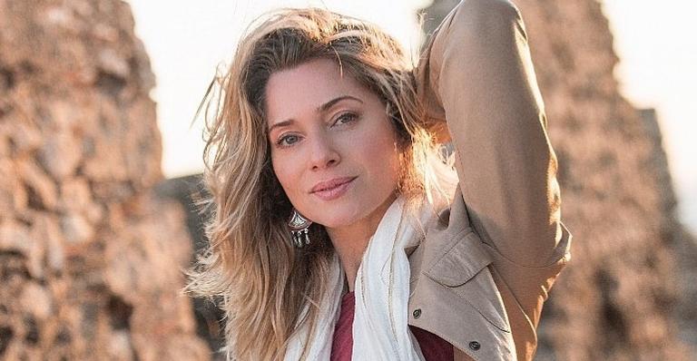 Aos 47 anos, Leticia Spiller pratica yoga com biquíni fio dental e rouba a cena: ”Que corpão!”