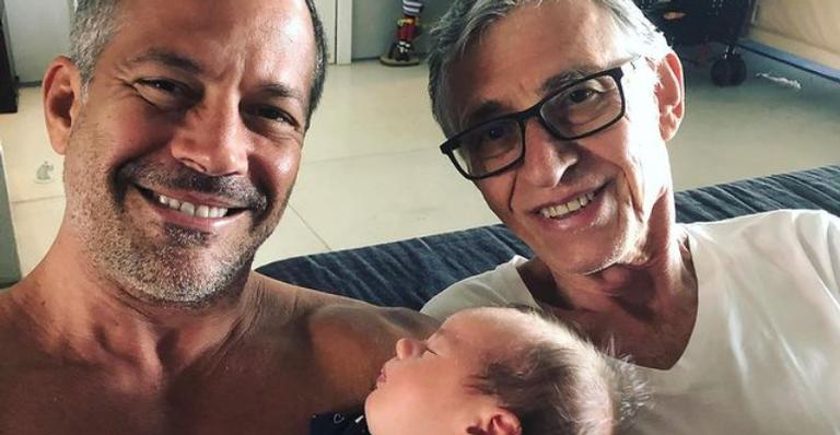 Malvino Salvador posa coladinho com o pai e o filho recém nascido: ”Três gerações”